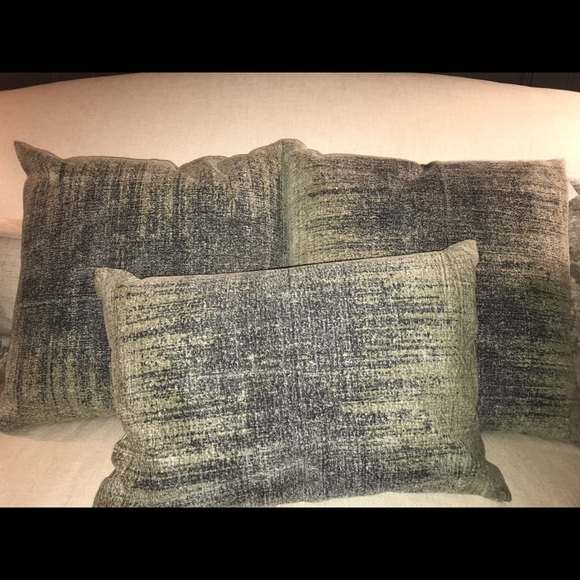 A pillow set - Picture 4 of 4